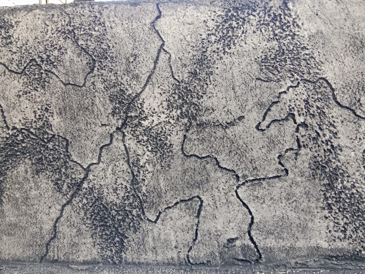 Crackle-effect textured wall finish