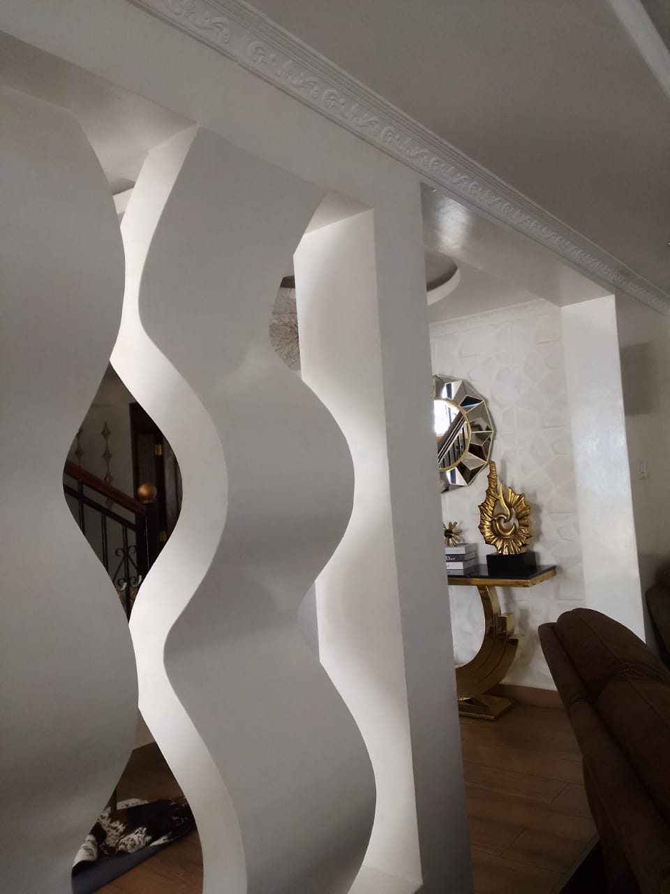 Sculpted curved room partition